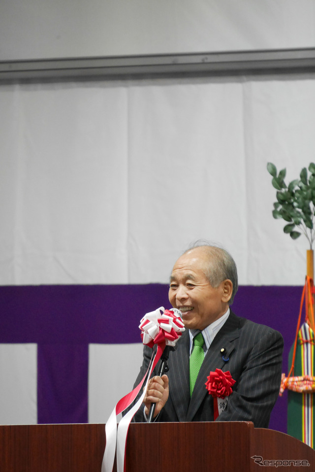 挨拶する鈴木参議院議員。