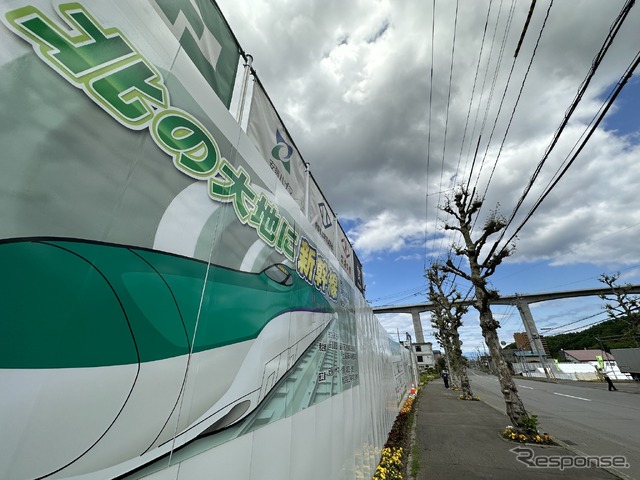 新幹線の看板奥に見えるのが北海道横断自動車道(後志自動車道)。