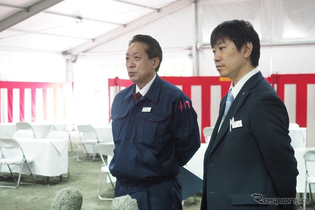報道関係者の質問に答える川端小樽鉄道建設所所長(左)。