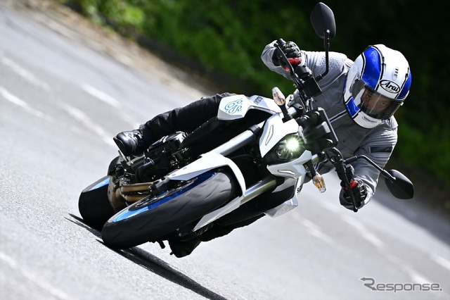 スズキ GSX-8Sと小川勤
