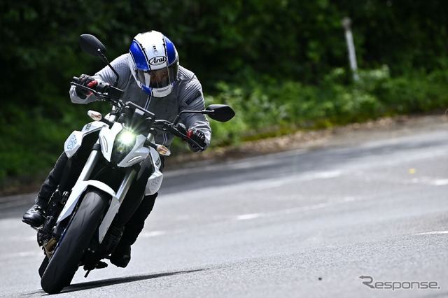 スズキ GSX-8Sと小川勤