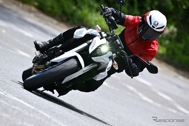 スズキ GSX-8Sと伊丹孝裕