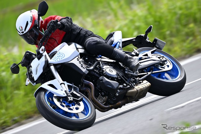 スズキ GSX-8Sと伊丹孝裕