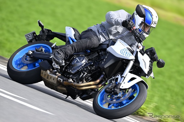 スズキ GSX-8Sと小川勤