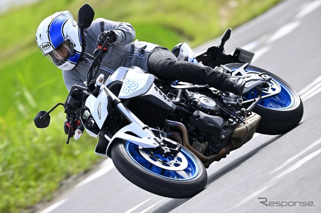 スズキ GSX-8Sと小川勤