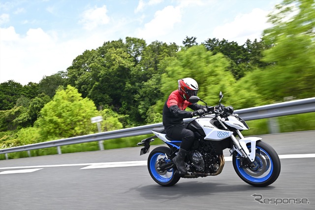 スズキ GSX-8Sと伊丹孝裕