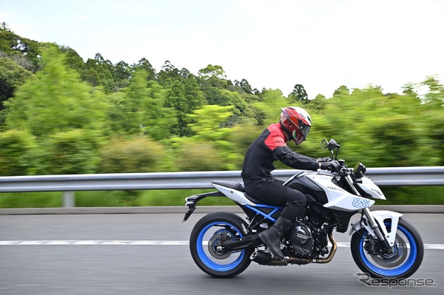 スズキ GSX-8Sと伊丹孝裕