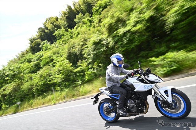 スズキ GSX-8Sと小川勤