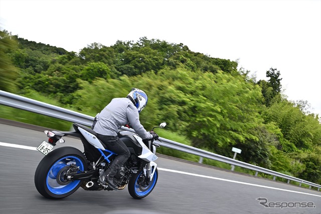 スズキ GSX-8Sと小川勤