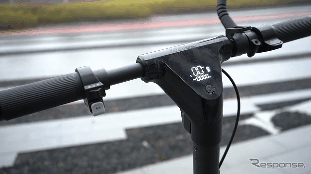 特定小型原付モデルの折りたたみ式電動キックボード「hues」