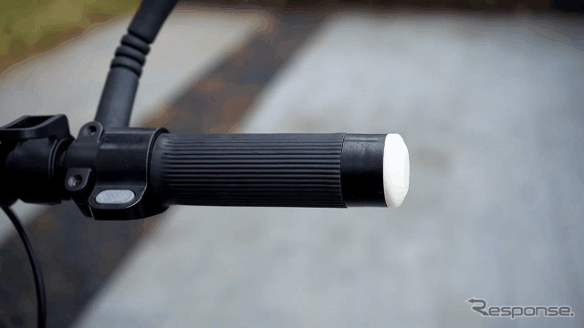 特定小型原付モデルの折りたたみ式電動キックボード「hues」