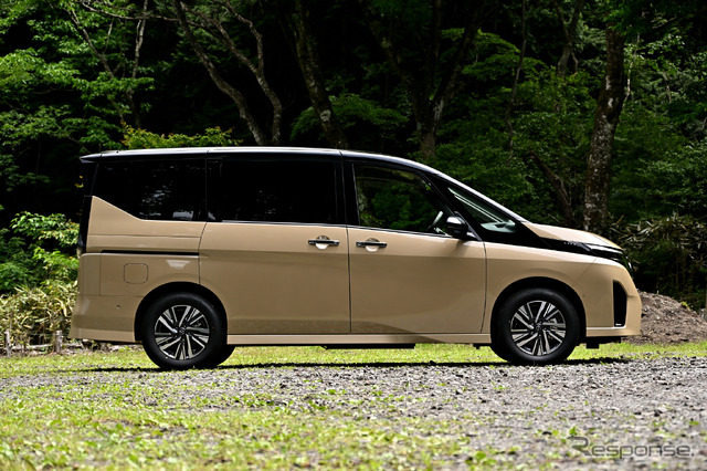 日産 セレナ e-POWER ハイウェイスターV(ボディカラー:利休)