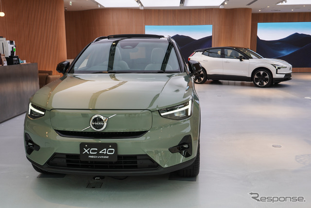 ボルボ XC40リチャージ(手前)とEX30(奥)