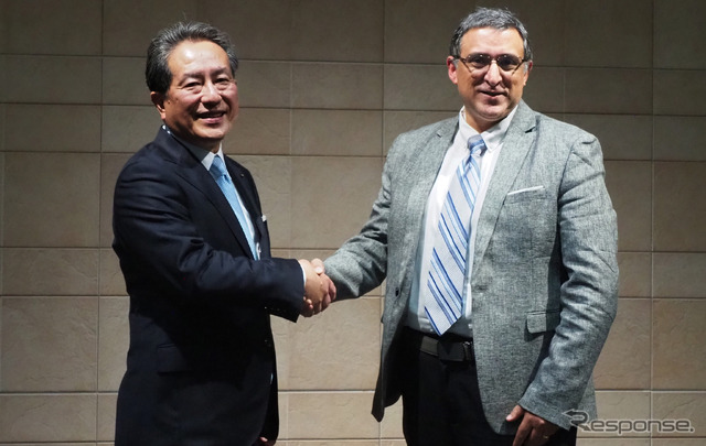 ニデック 常務執行役員 大村隆司氏(左)とルネサス エレクトロニクス 執行役員 兼 ハイパフォーマンスコンピューティング・アナログ&パワーソリューショングループ 共同ゼネラルマネージャー ヴィヴェック・バーン氏