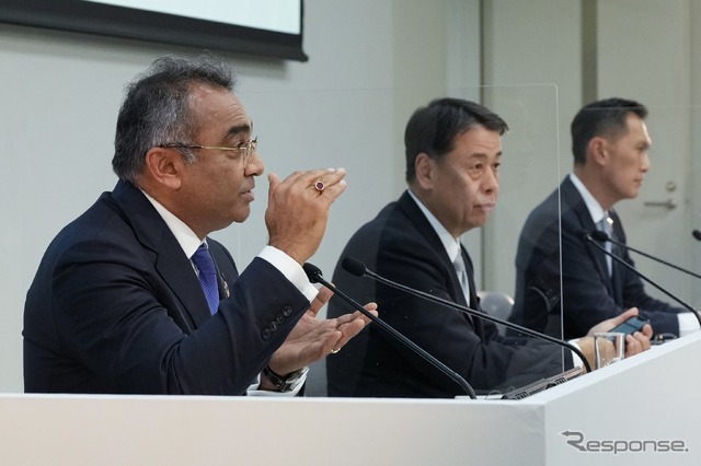 日産自動車のグプタCOO（向かって左、中央は内田社長）。2022年度上期決算発表会見（2022年11月9日）