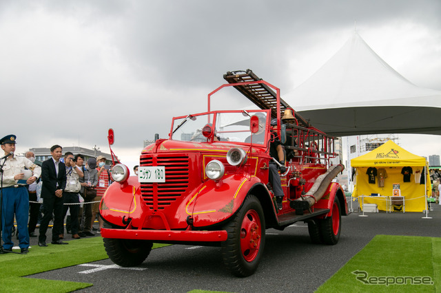 80年前の消防車が動いた! 初の国産ポンプ車「ニッサン180型」レストア&展示…東京国際消防防災展2023