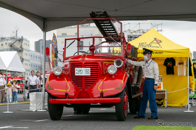 80年前の消防車が動いた! 初の国産ポンプ車「ニッサン180型」レストア&展示…東京国際消防防災展2023