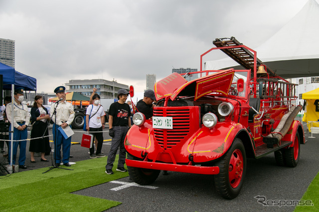 80年前の消防車が動いた! 初の国産ポンプ車「ニッサン180型」レストア&展示…東京国際消防防災展2023