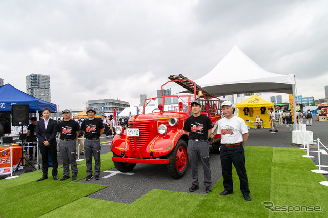 80年前の消防車が動いた! 初の国産ポンプ車「ニッサン180型」レストア&展示…東京国際消防防災展2023