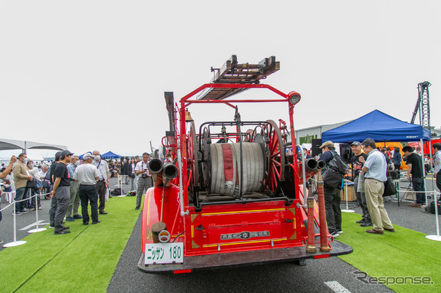 80年前の消防車が動いた！ 初の国産ポンプ車「ニッサン180型」レストア＆展示…東京国際消防防災展2023