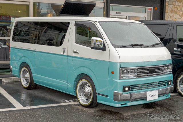 ホワイトパールクリスタルシャインとウォーターミントのツートーンカラー。