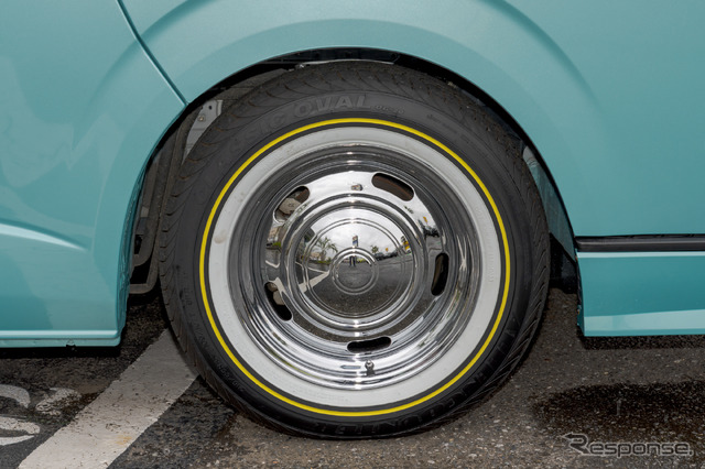 16×7.0J+40のMOONクロームホイールとALLENCOUNTERのCLASSIC OVALの組み合わせ。