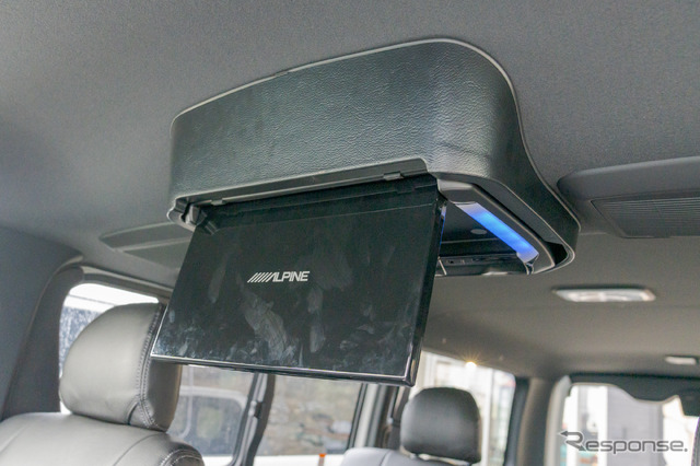 リアビジョンは12.8型のモニターサイズ。