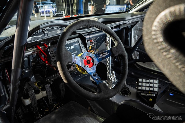 操作系をコンパクトに集約し、運転に集中できるコックピット
