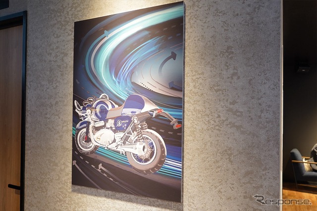 プールバーにはアンドレア・カニシさんのトライアンフをモチーフにした様々なアートを展示