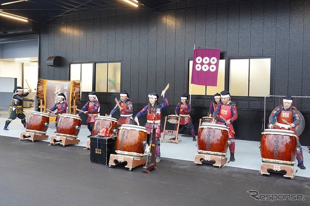 真田一族の精神を受け継ぎ和太鼓で表現する真田陣太鼓による演奏も