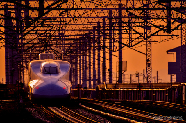 西明石駅を通過する山陽新幹線の列車。再エネ電力は岡山・広島・山口各県の新幹線用変電所へ供給される。