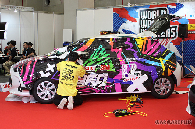 プロたちが「カーラッピング」施工の技能を競い合う…優勝は三連覇達成の川上裕貴氏