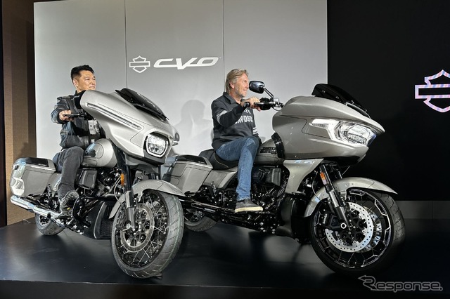 会場で紹介されたハーレー「CVO ストリートグライド(左)」と「CVO ロードグライド(右)」