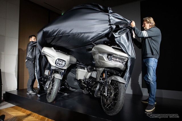 会場で紹介されたハーレー「CVO ストリートグライド(左)」と「CVO ロードグライド(右)