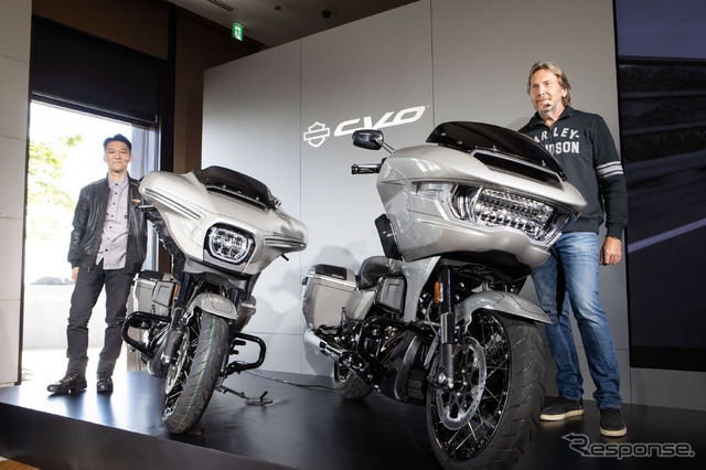 初来日したツァイツCEO(左)より紹介されたハーレー「CVO ストリートグライド」と「CVO ロードグライド」