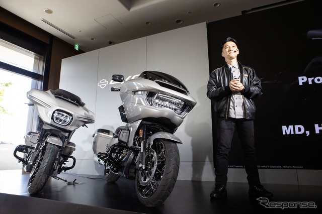 会場で紹介されたハーレー「CVO ストリートグライド(左)」と「CVO ロードグライド(右)」