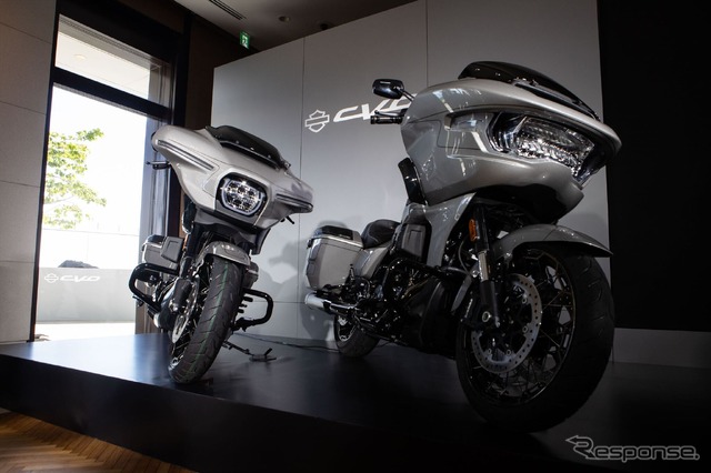 会場で紹介されたハーレー「CVO ストリートグライド(左)」と「CVO ロードグライド(右)」