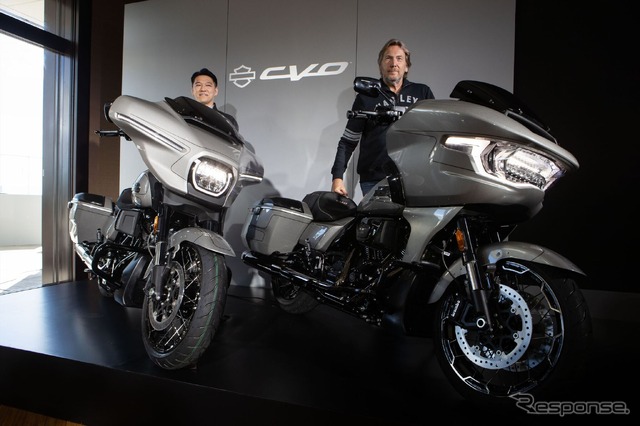 会場で紹介されたハーレー「CVO ストリートグライド(左)」と「CVO ロードグライド(右)」
