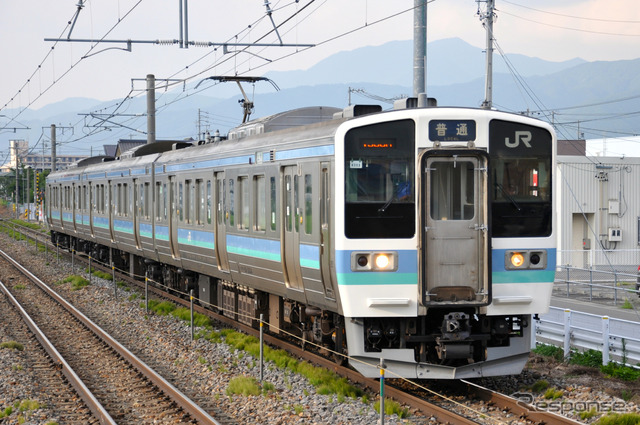 篠ノ井線の211系普通列車。2025年春以降、同線も首都圏エリアとしてSuicaのサービスが始まる。