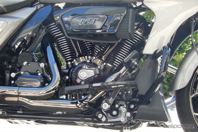 展示されたハーレー「CVO」