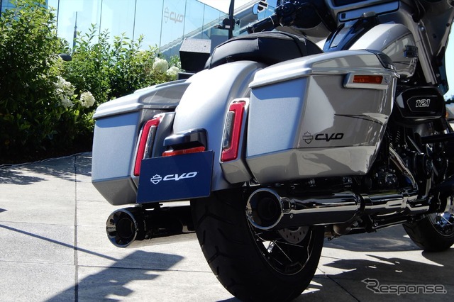 展示されたハーレー「CVO」