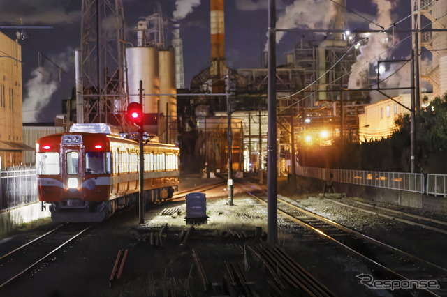 岳南名物の工場群を行く9000形電車。