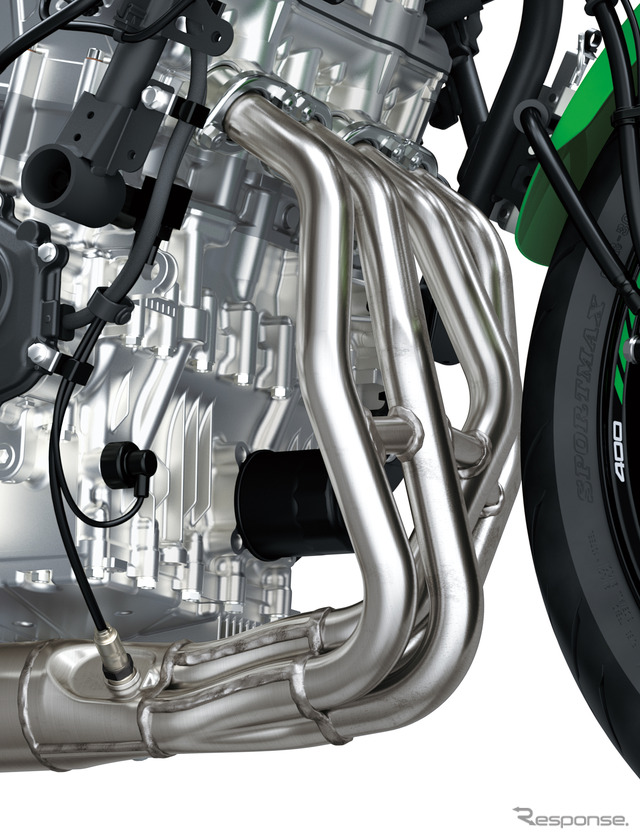 最高出力77psを発揮する新設計の399cc水冷4ストロークDOHC4バルブ並列4気筒エンジン