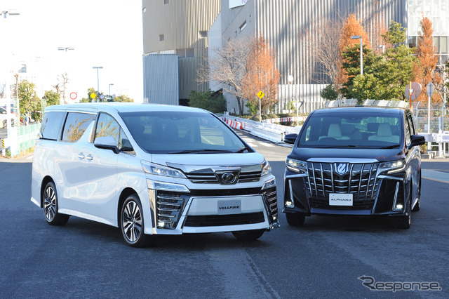 旧型ヴェルファイア (左)とアルファード(右)