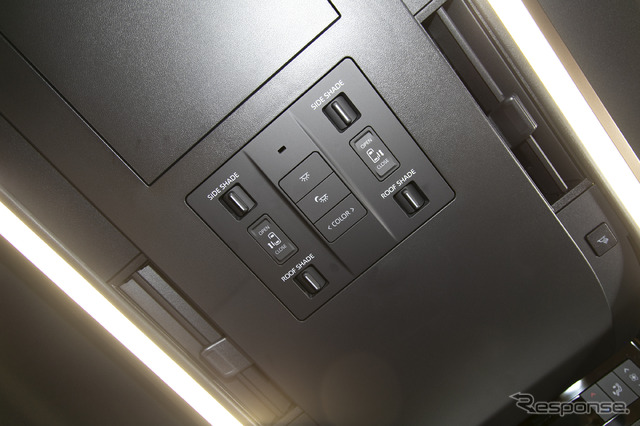 【トヨタ アルファード/ヴェルファイア 新型】より広くなったシート間隔や後部からも簡単操作が行えるセンターコンソール