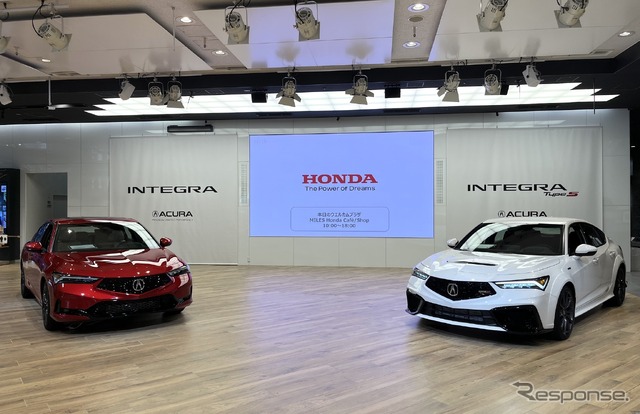 ホンダウエルカムプラザ青山に展示された、アキュラ インテグラ Aスペック(左)とタイプS(右)
