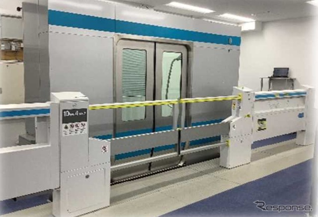 ホームドアの訓練室では、従来型のホームドアと簡易型のスマートホームドアの開閉操作体験をすることができる（写真はスマートホームドア）。