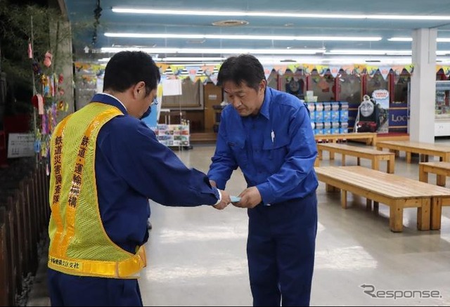 大井川鐵道へ調査報告書を渡す「手交」の様子。調査隊の業務はこの時点で終了する。