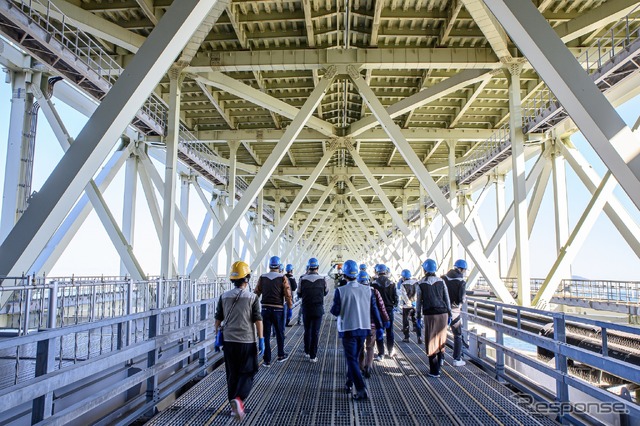 明石海峡大橋:管理路を歩いて主塔へ管理路を歩いて主塔へ