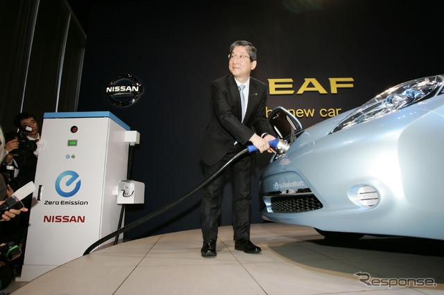 2010年3月、日産リーフを発表、紹介する志賀COO（当時）